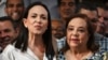María Corina Machado, ganadora de la primaria opositora, y Corina Yoris, elegida como su sustituta por los partidos del antichavismo tradicional, sonríen en una conferencia de prensa en Caracas el 22 de marzo de 2024.