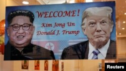 Spanduk besar bergambar pemimpin Korut Kim Jong Un dan Presiden AS Donald Trump dipajang di luar restoran Korea Selatan di Hanoi, Vietnam menjelang KTT ke-2 Trump-Kim.