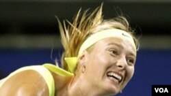 Juara Amerika Terbuka 2006, Maria Sharapova, berjuang keras untuk merebut kembali gelar juara tahun ini. Tapi, ia tersingkir dari turnamen US Open setelah kalah dari Caroline Wozniacki, 6-3, 6-4.