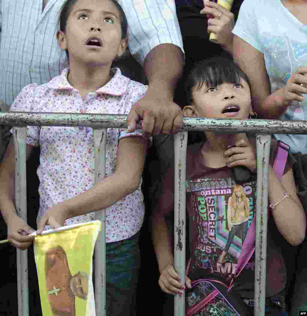 Faithful wait for the arrival of Pope Benedict XVI outside the Holy Mother of light Cathedral in Leon, Mexico, March 25, 2012. (AP)
