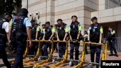 香港警员在西九龙法院大楼外移动车辆路障。该法院9月11日重判已解散的香港支联会三位前领导人。(2026年9月11日)