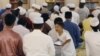 Seorang anak memanggil ayahnya ketika sedang shalat tarawih pertama di Kuala Lumpur, Malaysia (17/6). (Reuters/Olivia Harris)