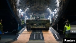 Tank tempur utama Leopard 2 Kanada pertama yang disumbangkan ke Ukraina tiba di Polandia, 5 Februari 2023. (Foto: Departemen Pertahanan Nasional via REUTERS)