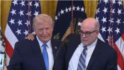 مارک لوین در کنار دونالد ترامپ در جشن حانوکا در کاخ سفید - ۱۶ دسامبر ۲۰۲۵