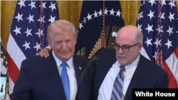 مارک لوین در کنار دونالد ترامپ در جشن حانوکا در کاخ سفید - ۱۶ دسامبر ۲۰۲۵