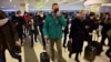 El líder opositor ruso Alexei Navalny y su esposa Yulia caminan hacia el punto de control de pasaportes en el aeropuerto Sheremetyevo de Rusia, a su llegada de Berlín, el 17 de enero de 2021. Navalny fue detenido de inmediato.