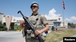 Seorang tentara Turki menjaga komplek penjara dan gedung pengadilan di Izmir, Turki (foto: dok). 