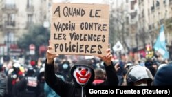 Un manifestant tient une pancarte lors de la manifestation contre le projet de loi sur la "sécurité globale", à Paris, France, le 5 décembre 2020.