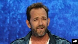 El actor Luke Perry fue ingresado de urgencia a un hospital de Los Ángeles el miércoles por la mañana después de sufrir el derrame cerebral en su casa.