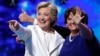 Hillary Clinton y Anne Holton, esposa del senador Tim Kaine, saludan a la multitud en Filadelfia.