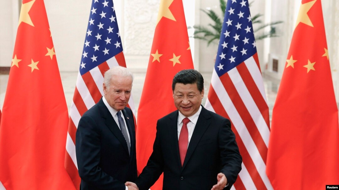 Presiden Xi Jinping (kanan) berjabat tangan dengan Wakil Presiden Amerika Serikat Joe Biden dalam pertemuan di Beijing (4/12). (Reuters/Lintao Zhang)