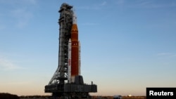 美国国家航空航天局最新载人火箭，即搭载“猎户座”载人飞船的“太空发射系统”火箭，正从发射台驶回飞行器装配大楼进行维修。(2026年2月25日)