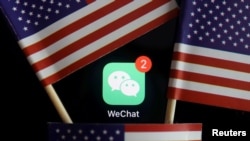 Aplikasi WeChat dalam foto ilustrasi dengan bendera AS, 7 Agustus 2020.