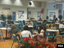 香港學者認為，若外地專才能透過在香港就學建立社會聯繫，對尋找工作會有更大幫助 (美國之音)