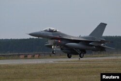 Передача двох F-16 Словаччині зі США на авіабазу Малацьки-Кучина, 2 з 14 винищувачів, які країна має отримати за угодою 2018 року для заміни парку МіГ-29, 22 липня 2024. REUTERS/Radovan Stoklasa