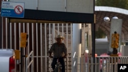 ARCHIVO - Un hombre anda en bicicleta el 29 de julio de 2010 cerca del cruce fronterizo de San Luis Río Colorado, en el estado de Sonora, México