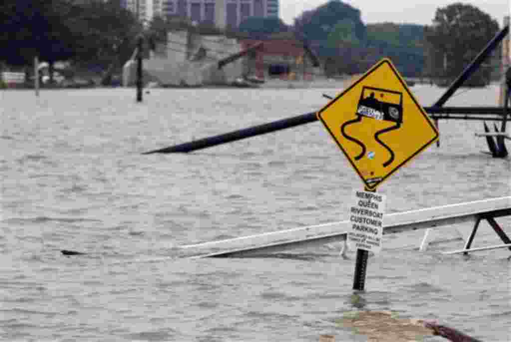Una rampa que conduce a Memphis y su zona de aparcamiento están rodeados de agua de la inundación en Memphis, Tennessee, 7 de mayo de 2011.