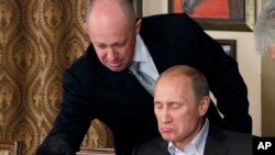 Yevgeny Prigozhin e Vladimir Putin (Foto de Arquivo)