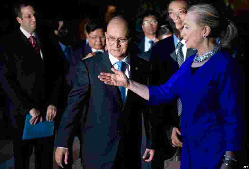 美国国务卿希拉里.克林顿和缅甸总统登盛在柬埔寨暹粒会晤前交谈(2012年7月13日)。