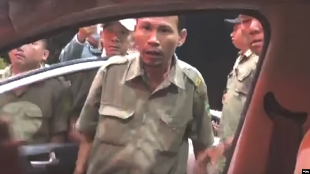 Dân phòng sừng sộ và văng tục với những người không mua vé khi qua trạm BOT An Sương - An Lạc. (Hình: Trích từ video www.youtube.com/watch?v=UvWxG0JQ43g)