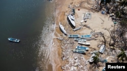 Barcos dañados pueden verse en la costa después del huracán Otis, en Acapulco, México, el 28 de octubre de 2023.