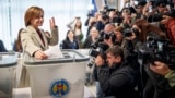 Predsednica Moldavije Maja Sandu glasa u moldavskoj prestonici Kišinjevu (Foto: AP/Vadim Ghirda)
