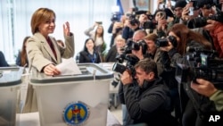 Predsednica Moldavije Maja Sandu glasa u moldavskoj prestonici Kišinjevu (Foto: AP/Vadim Ghirda)
