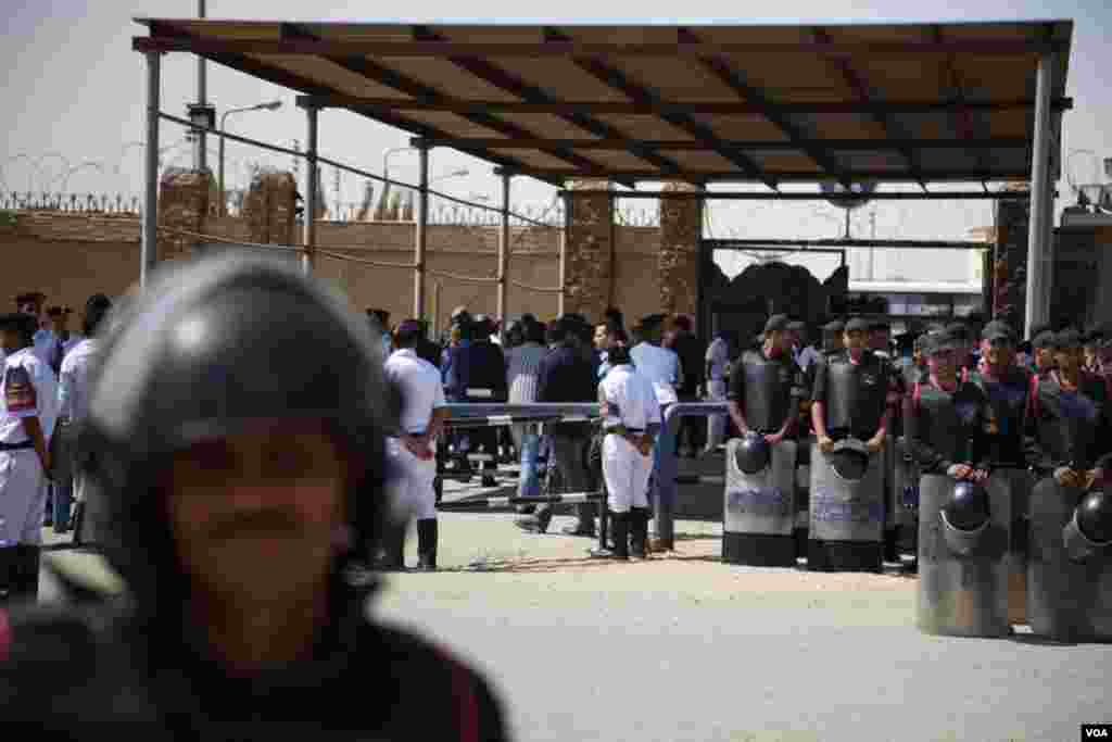 Riot police stood guard outside of a Cairo courthouse just before former Egyptian president Hosni Mubarak was sentenced to life in prison, June 2, 2012. (VOA/Y. Weeks)