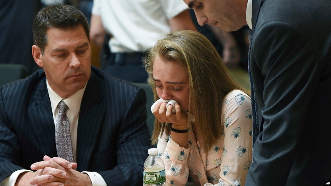 Michelle Carter llora acompañada de sus abogados luego de ser declarada culpable de homicidio involuntario en el suicidio de Conrad Roy III, en la Corte Juvenil de Bristol, en Taunton, Massachusetts. Junio 16 de 2017.