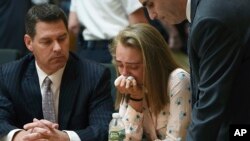 Michelle Carter llora acompañada de sus abogados luego de ser declarada culpable de homicidio involuntario en el suicidio de Conrad Roy III, en la Corte Juvenil de Bristol, en Taunton, Massachusetts. Junio 16 de 2017.