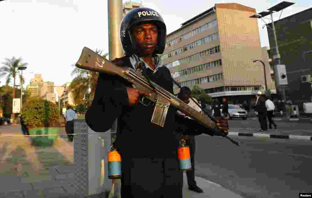 Un policier anti-émeute monte la garde devant l&#39;entrée principale de l&#39;Assemblée nationale dans la capitale kényane, Nairobi, le 18 décembre 2014.