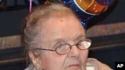 英国女记者克莱尔·霍林沃思10月10日在香港接受外国记者为她庆祝100岁生日