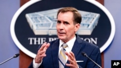 El portavoz del Departamento de Defensa, John Kirby, habla durante una sesión informativa en el Pentágono en Arlington, Virginia, el 12 de agosto de 2021.