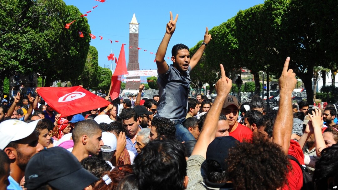 Warga Tunisia menggelar aksi protes di ibukota Tunis, menanggapi terbunuhnya pemimpin oposisi Mohamed Brahmi, Kamis (25/7).