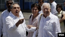 Prezidan kiben an Raul Castro agoch ansyen prezidan ameriken an Jimmy Carter lè ansyen prezidan an ap kite èpòt Jose Marti nan La Avàn (AP Photo/Franklin Reyes)