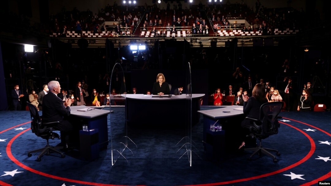 Wakil Presiden AS Mike Pence dan calon wakil presiden dari Partai Demokrat, Kamala Harris, dalam debat cawapres dengan moderator Susan Page dari USA Today, di kampus Universitas Utah, di Salt Lake City, Selasa, 7 Oktober 2020. (Foto: Reuters)