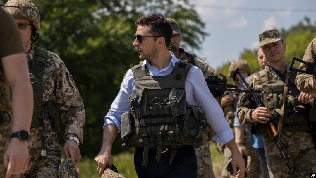 Ukraina Prezidenti Vladimir Zelenskiy mamlakatning urush vayron qilgan sharqiy hududlarida. 27-may, 2019.
