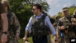 Presiden Ukraina Volodymyr Zelenskiy saat mengunjungi kawasan Luhansk, Ukraina timur yang masih terus dilanda konflik (foto: dok). 