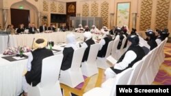 Delegasi Taliban Afghanistan (kanan) melakukan perundingan babak ke-9 dengan delegasi AS (kiri) di Doha, Qatar.