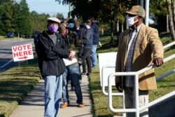 Kuzey Carolina eyaletinin Durham kentinde seçmenler, oy kullanma merkezine dönüştürülen bir kütüphanede erken oy kullanmak için sıraya girmiş.
