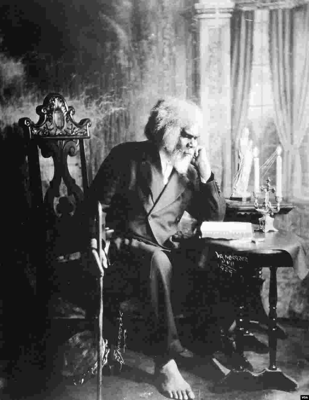 James VanDerZee, Barefoot Prophet 