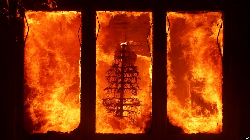 Пожежа у Лос-Анджелесі знищує будинок із різдвяною ялинкою всередині, 7 січня 2025. Фото AP