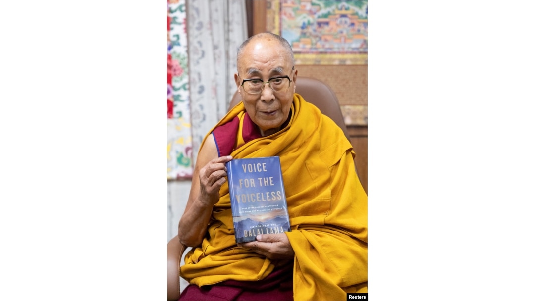 Dalai Lama berpose dengan buku barunya "Voice for the Voiceless" dalam foto yang diunggah di akun X miliknya pada 24 Januari 2025 di India. (Foto: Dalai Lama via X via REUTERS)