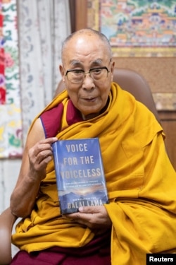 Dalai Lama berpose dengan buku barunya "Voice for the Voiceless" dalam foto yang diunggah di akun X miliknya pada 24 Januari 2025 di India. (Foto: Dalai Lama via X via REUTERS)