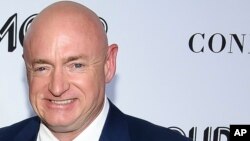 Mark Kelly, exastronauta de la NASA es el esposo de la exrepresentante Gabby Giffords, demócrata de Arizona, quien sobrevivió a un tiroteo en 2011.