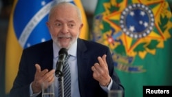 ARCHIVO - El presidente brasileño Luiz Inácio Lula da Silva habla con medios extranjeros en el palacio Planalto en Brasilia, el 22 de julio de 2024.