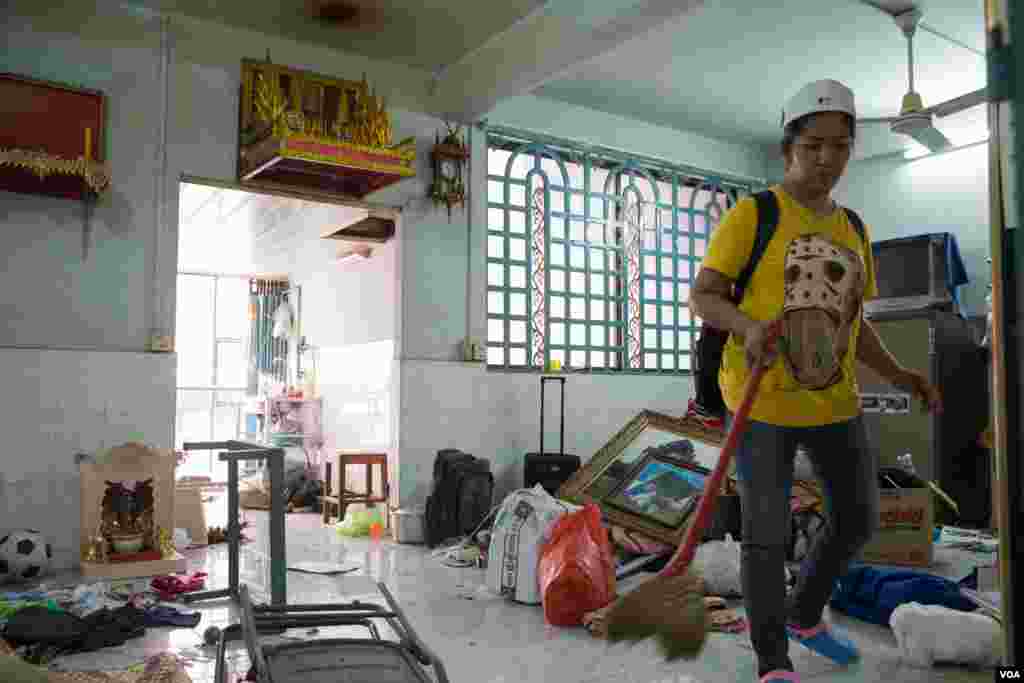 Residents of Phnom Penh&#39;s White Building move out June 6, 2017 after negotiations finished. The White Building is authorized to a Japanese development project for redevelopment. (Khan Sokummono/VOA Khmer)