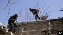 Militan PKK lari setelah menyerang pasukan keamanan Turki di Nusaydin 1 Maret 2016 lalu (foto: dok). 