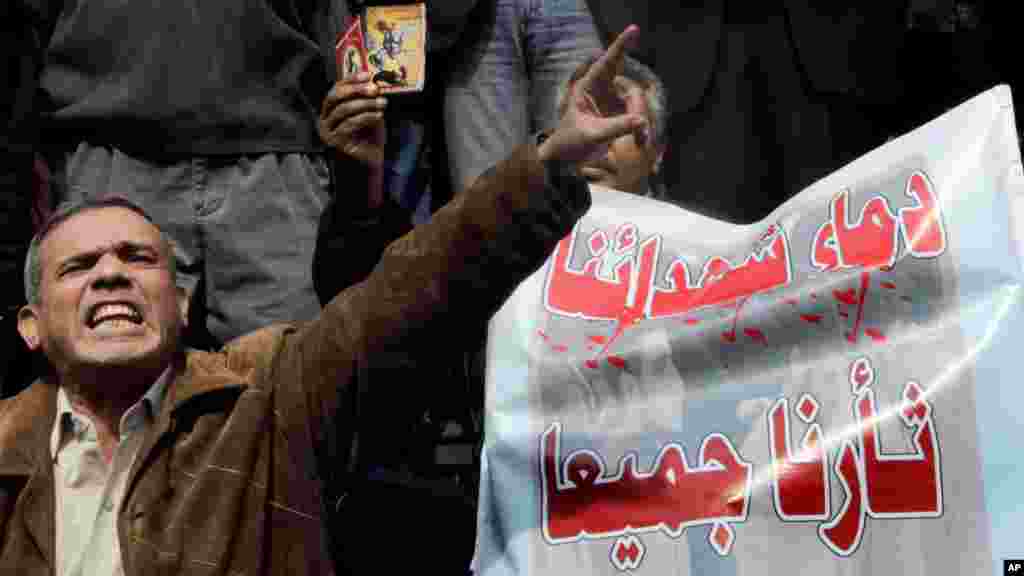 Un journaliste égyptien lance des slogans anti-terrorisme lors d&#39;une manifestation pour les chrétiens été tués en Libye, au syndicat des journalistes au Caire, en Egypte, le mercredi 18 février 2015.