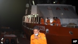 Members of Indonesia's national search and rescue agency BASARNAS prepare for a search mission for the Indonesian Navy submarine KRI Nanggala, at Benoa harbor in Bali, Indonesia, April 21, 2021. 